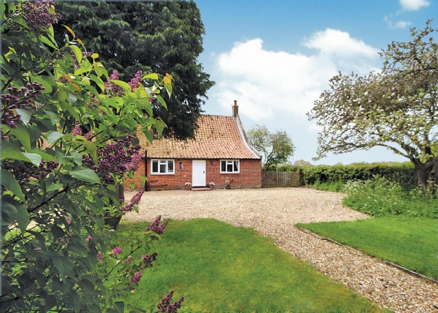 Late Availability Cottage Near Holt With 2 Bedrooms For Rent