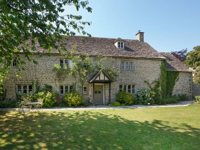 Large Holiday Home Near Cirencester With 5 Bedrooms For Rent