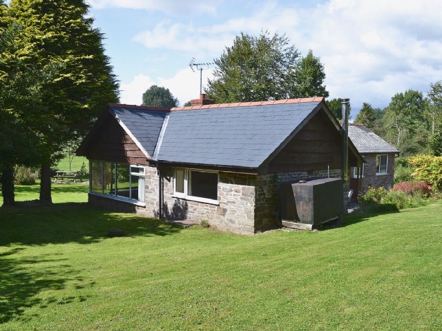 Cottage to let in Kingswood, near Kington with 3 bedrooms for rent.