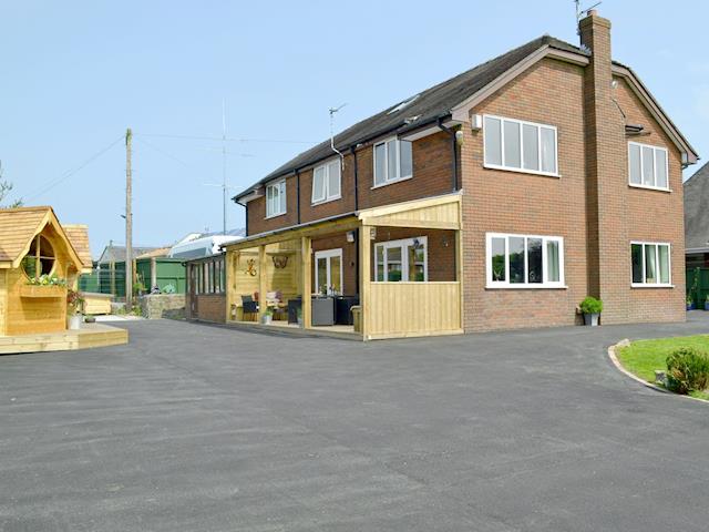 Large Accommodation In Brown Edge Near Leek With 6 Bedrooms