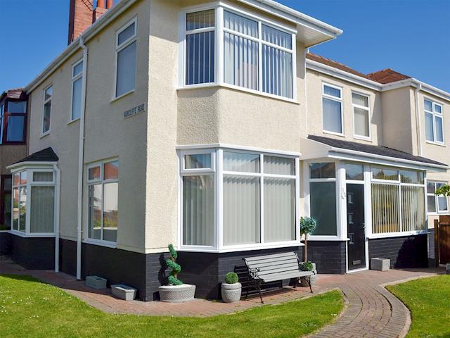 Large Holiday Cottage In Bispham Near Blackpool With 4 Bedrooms