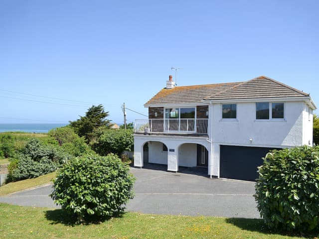 Large Holiday House In Harlyn Bay Near Padstow With 4 Bedrooms